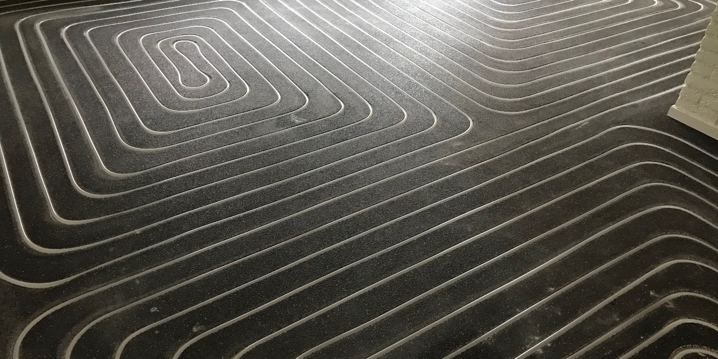 Vloerverwarming frezen door de grindvloer in Wilhelminaoord