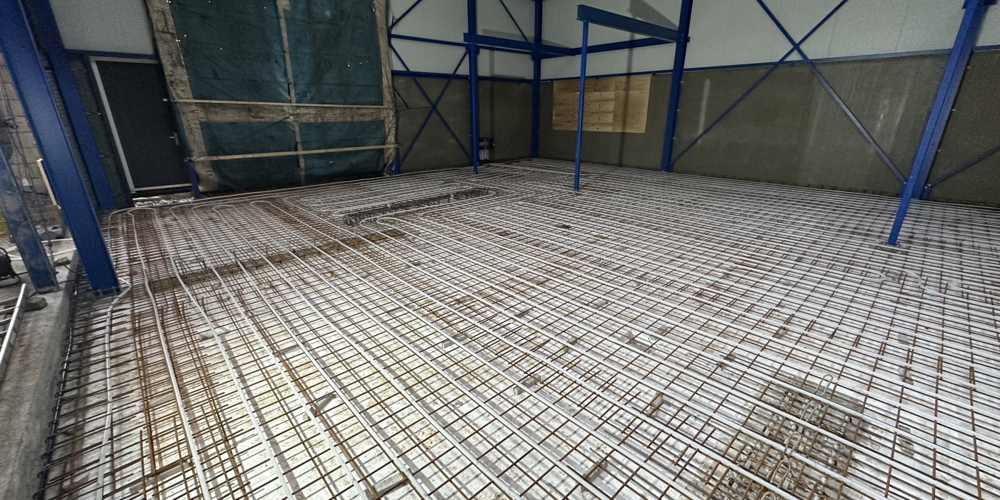 De uitbreiding van de hal voorzien van vloerverwarming bij Smit Transport