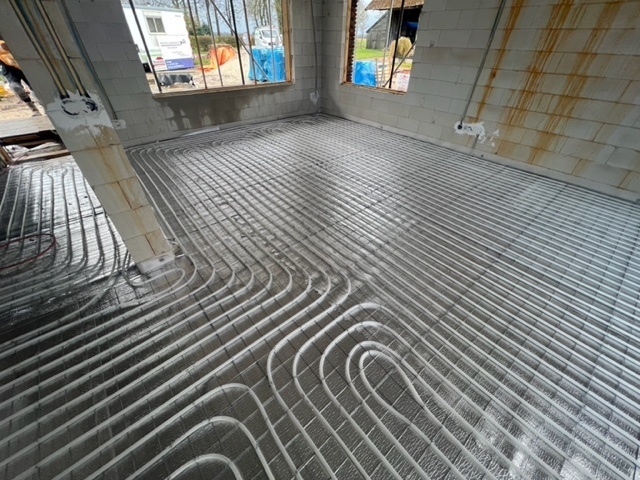 Vloerverwarming op draadstaalmatten in een particuliere woning te Emmen.