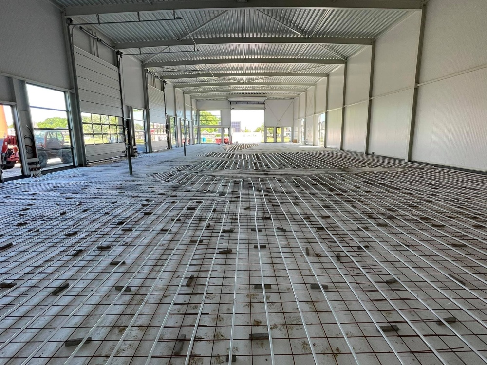 Installatie van zakelijke vloerverwarming in een grote loods in Apeldoorn